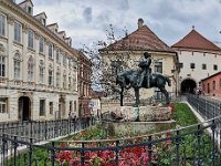 Spomenik sv. Jurja na Trgu Braće hrvatskog zmaja, profil
